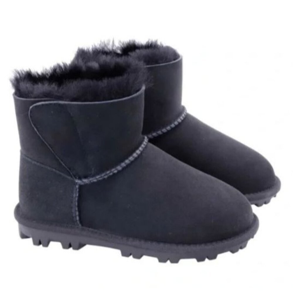 NEW Kirkland Signature Kids Genuine Black Shearling Winter Boots/Sz. 4 (kids)